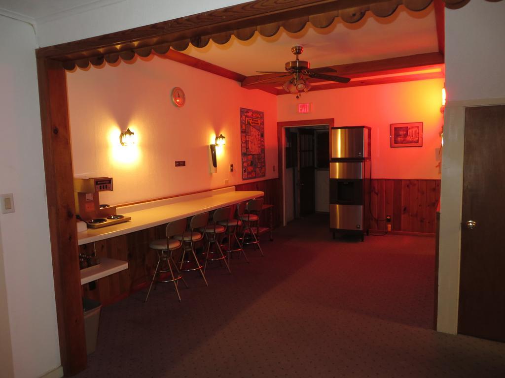 Travelers Inn Motel อีเกิลริเวอร์ ภายนอก รูปภาพ
