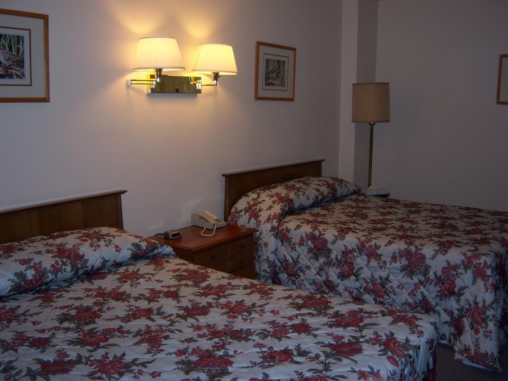 Travelers Inn Motel อีเกิลริเวอร์ ห้อง รูปภาพ